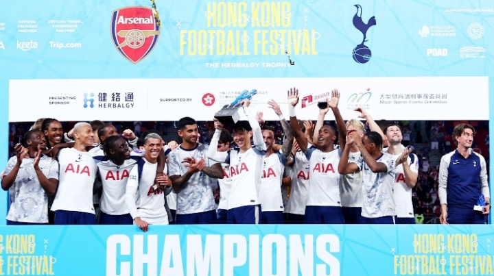 原来已是告别前天颁奖罗梅罗强行为孙兴慜戴袖标，让队长捧杯