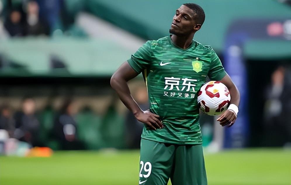 下载-国安队想跟这位中卫解约，球员经纪人为何却一言不发，引发热议