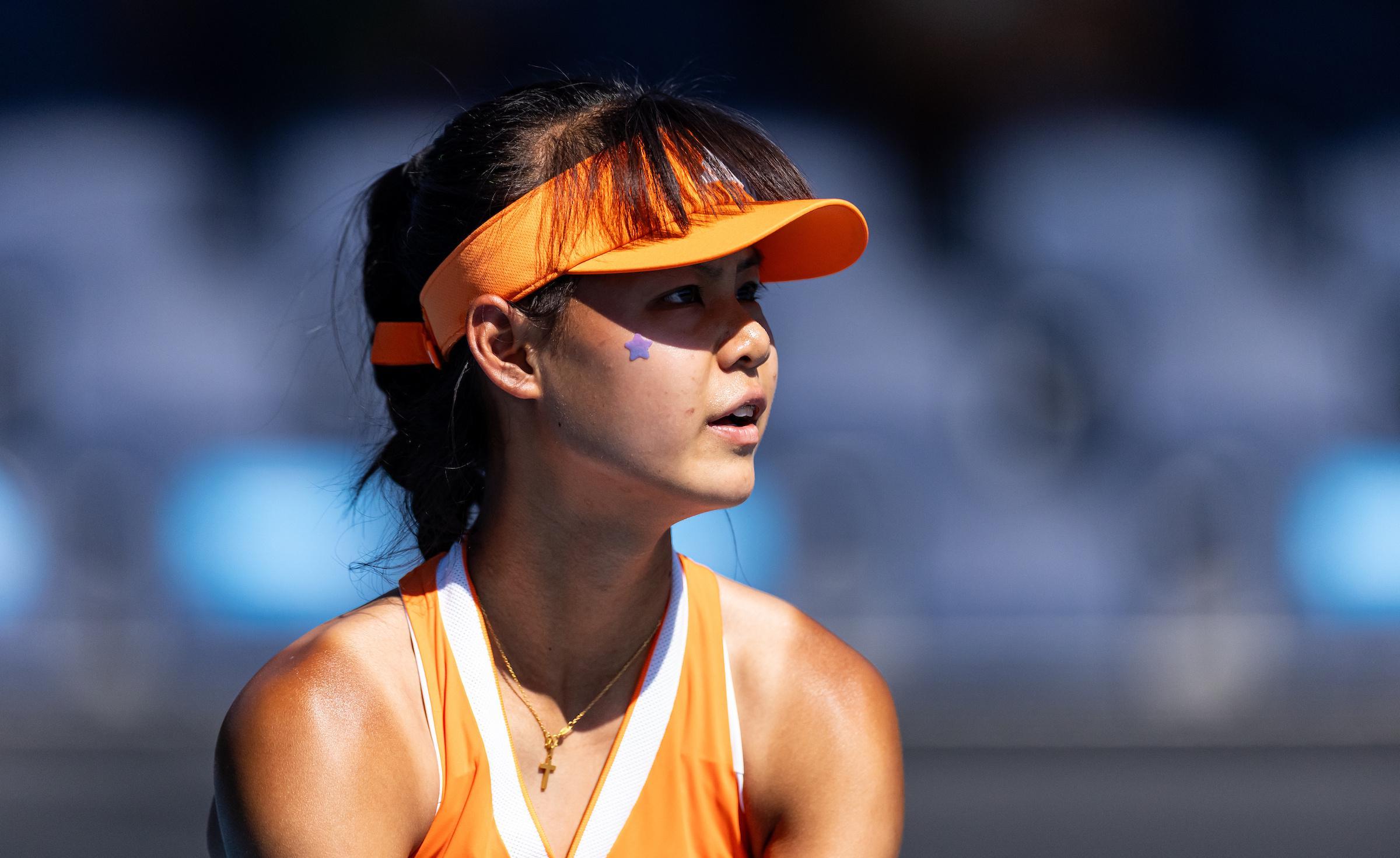 华体会 hth-2-0夺15连胜！中国网球15岁天才少女进8强：边哭边扫追赶郑钦文？